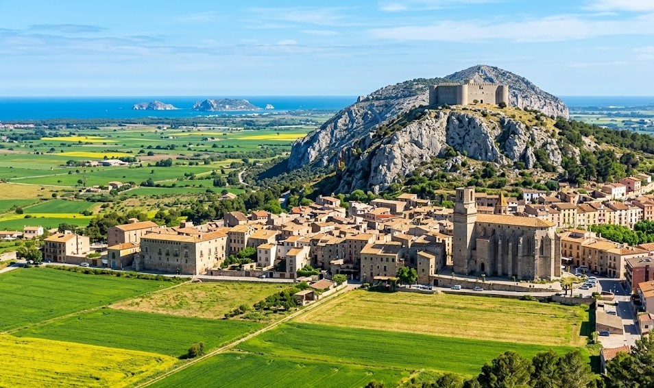 Vistas del Castell del Montgrí, el núcleo urbano de Torroella y la costa de L'Estartit en el Baix Empordà